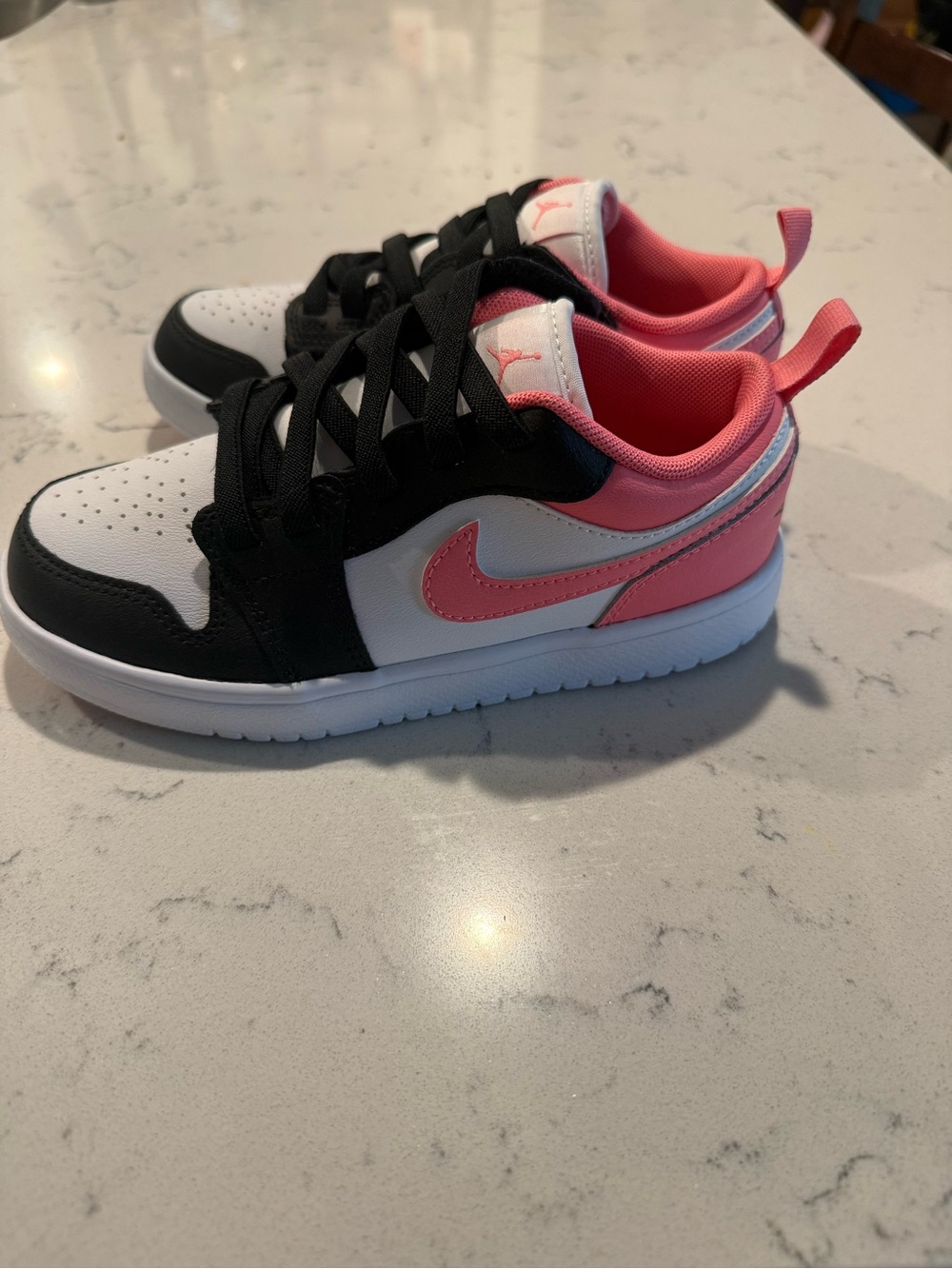 Nike Kids Low-Top Sneakers in Pink, Black & White